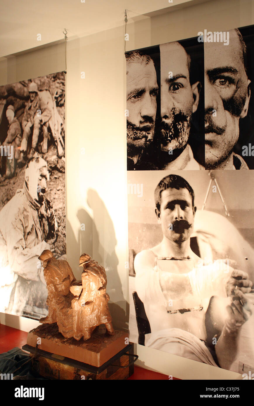 Fotos de las víctimas de guerra en el Museo Memorial, Verdun, Francia Foto de stock