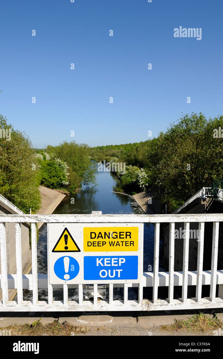 Peligro de agua profunda mantener fuera firmar río rother Inglaterra Foto de stock