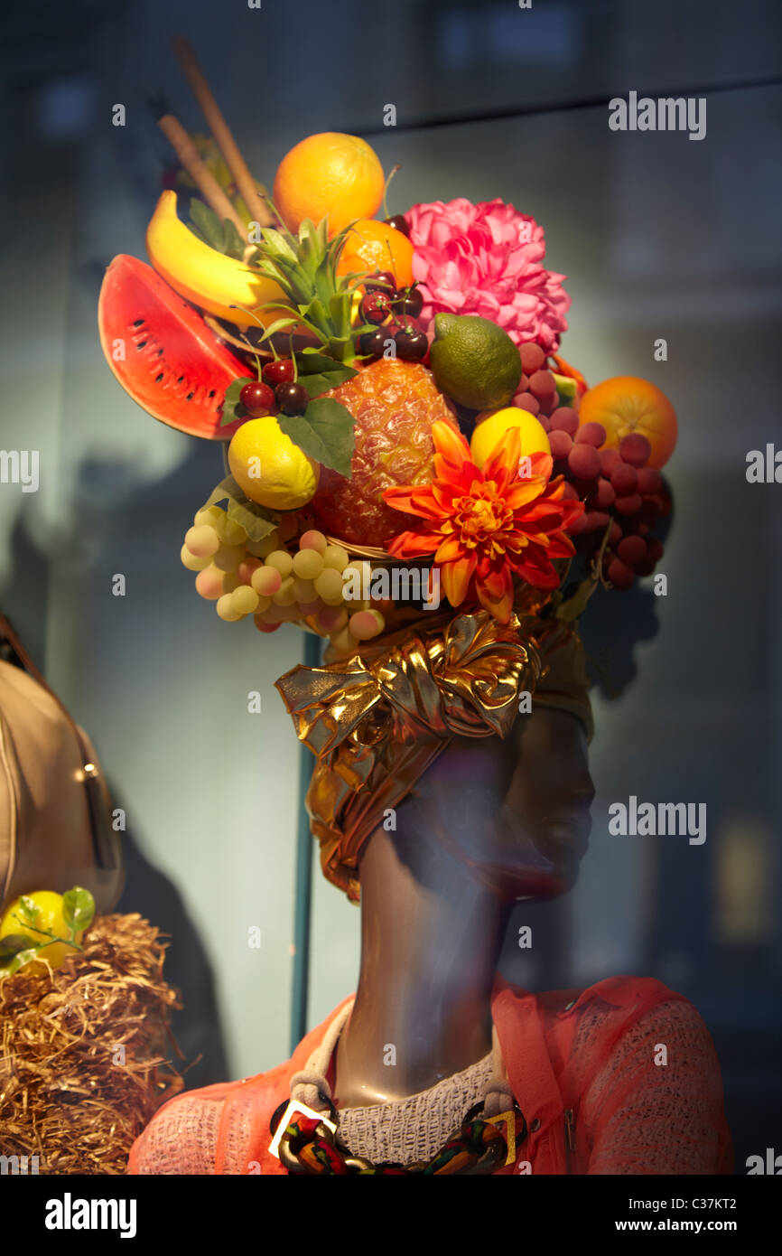 Sombrero frutas en un maniquí Fotografía de stock -