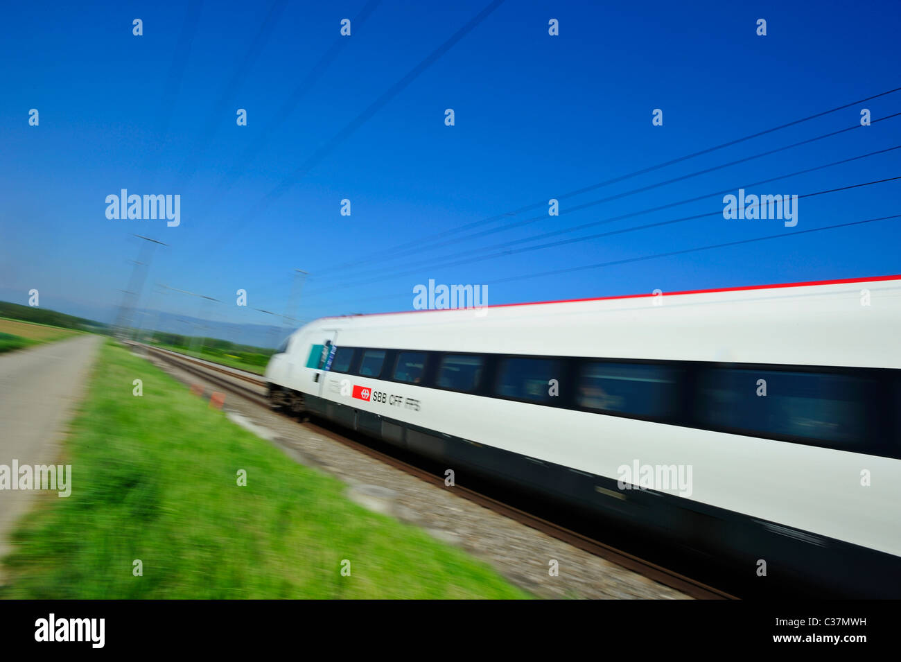 Un tren de Suiza. Desenfoque de movimiento utilizado para dar la sensación de velocidad. Se centran en la CFF logo Foto de stock