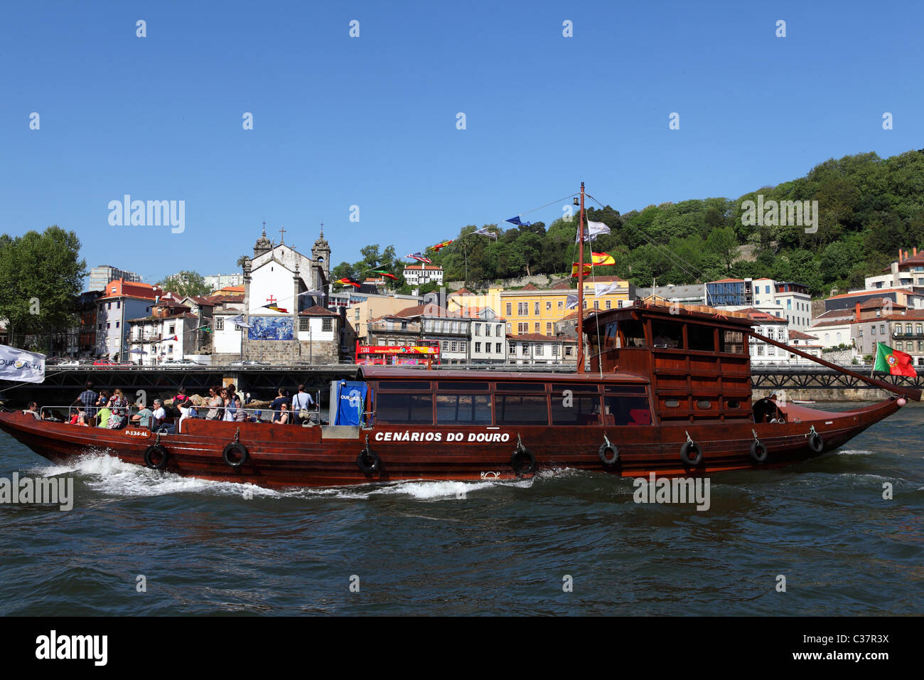 Un barco lleva a los turistas en un crucero en el río Duero en Oporto en Portugal. Foto de stock