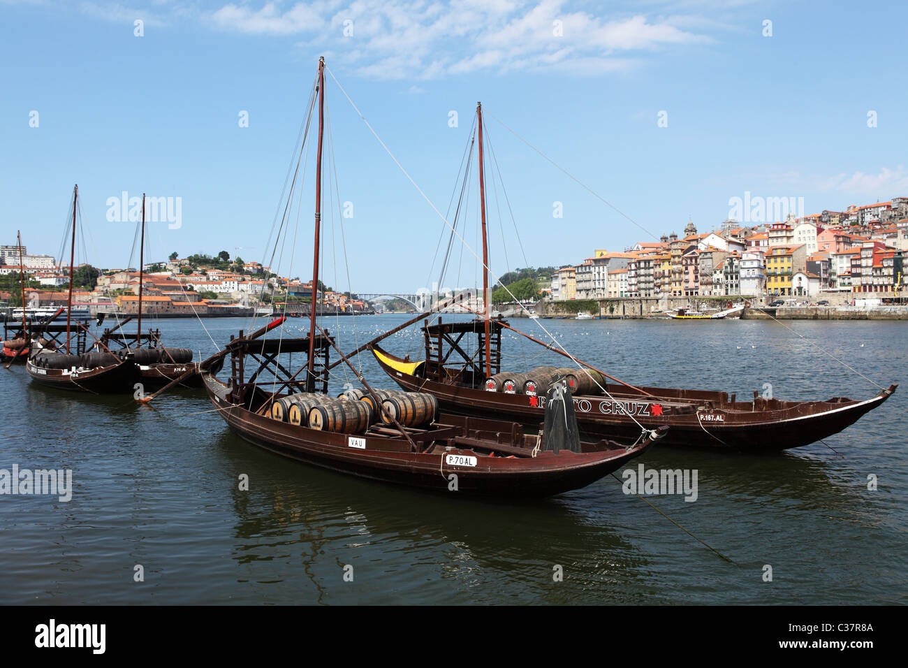 Rabelo botes en el río Duero, en Vila Nova de Gaia, en la orilla opuesta del río a Porto en Portugal. Foto de stock