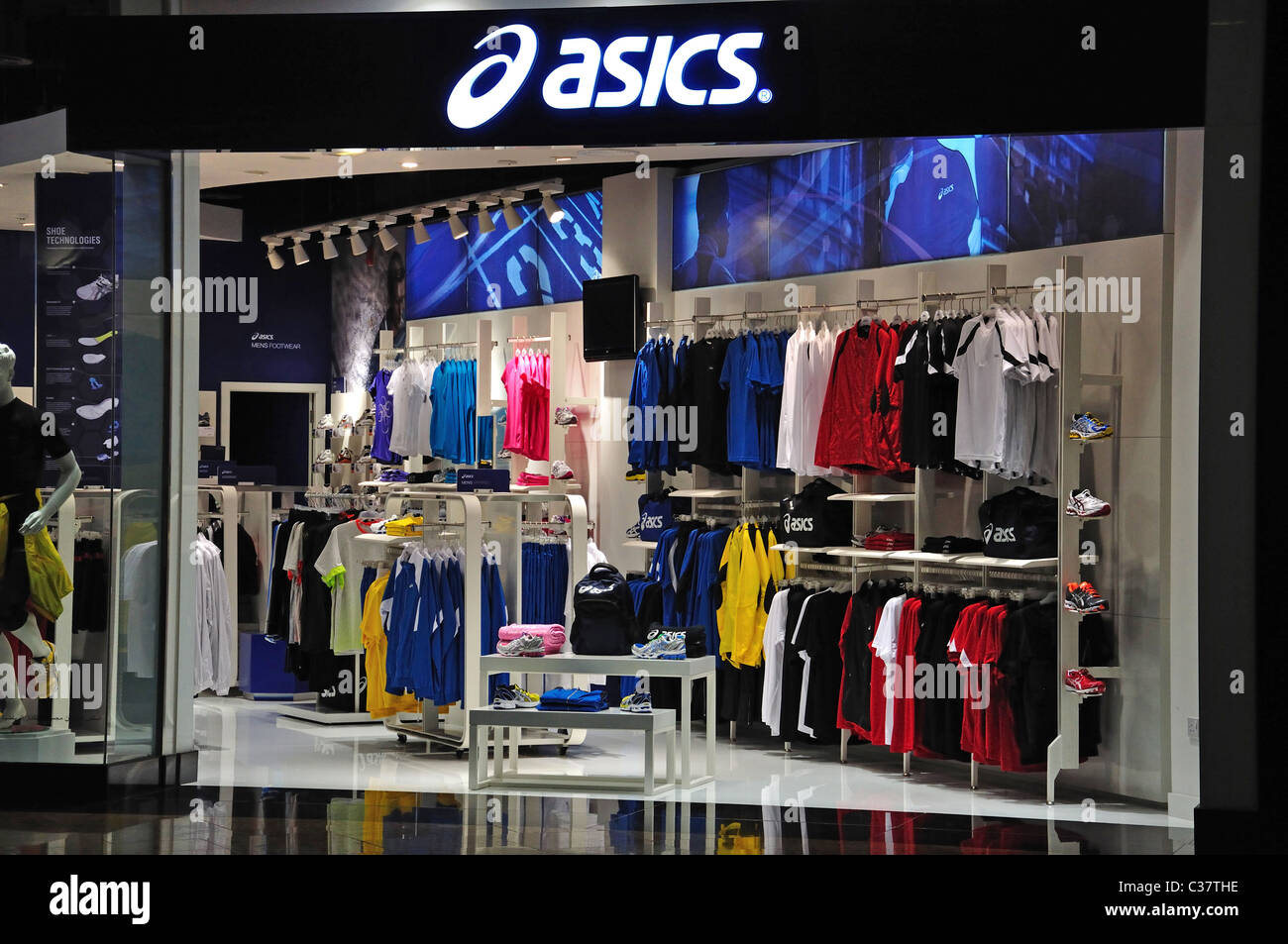 rima Sala cocina Tienda de deportes Asics, Mall de los Emiratos, Al Barsha, Dubai, Emiratos  Árabes Unidos Fotografía de stock - Alamy