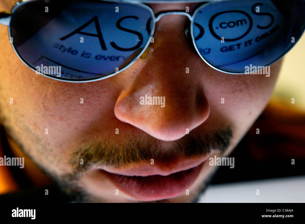 Un hombre navega por la tienda de ropa online asos.com Fotografía de stock  - Alamy