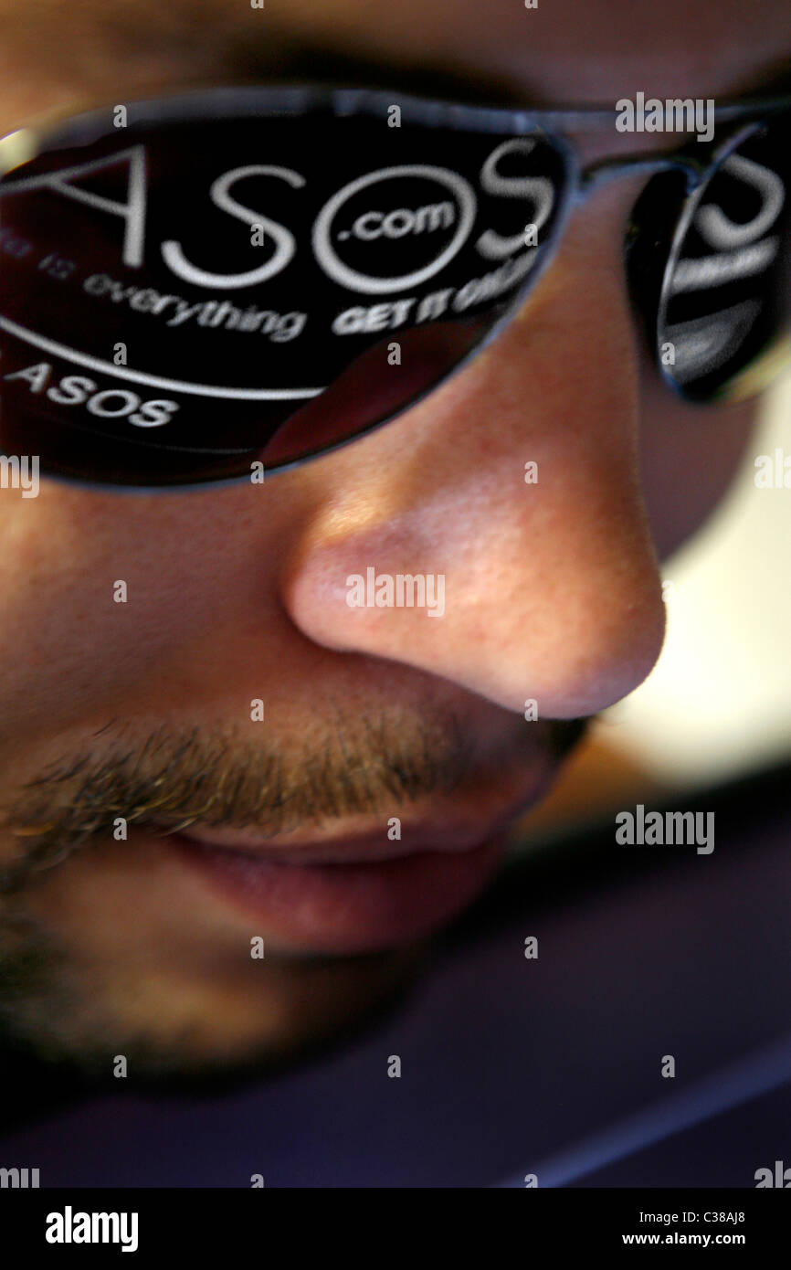 Un hombre navega por la tienda de ropa on line Asos.com Fotografía de stock  - Alamy