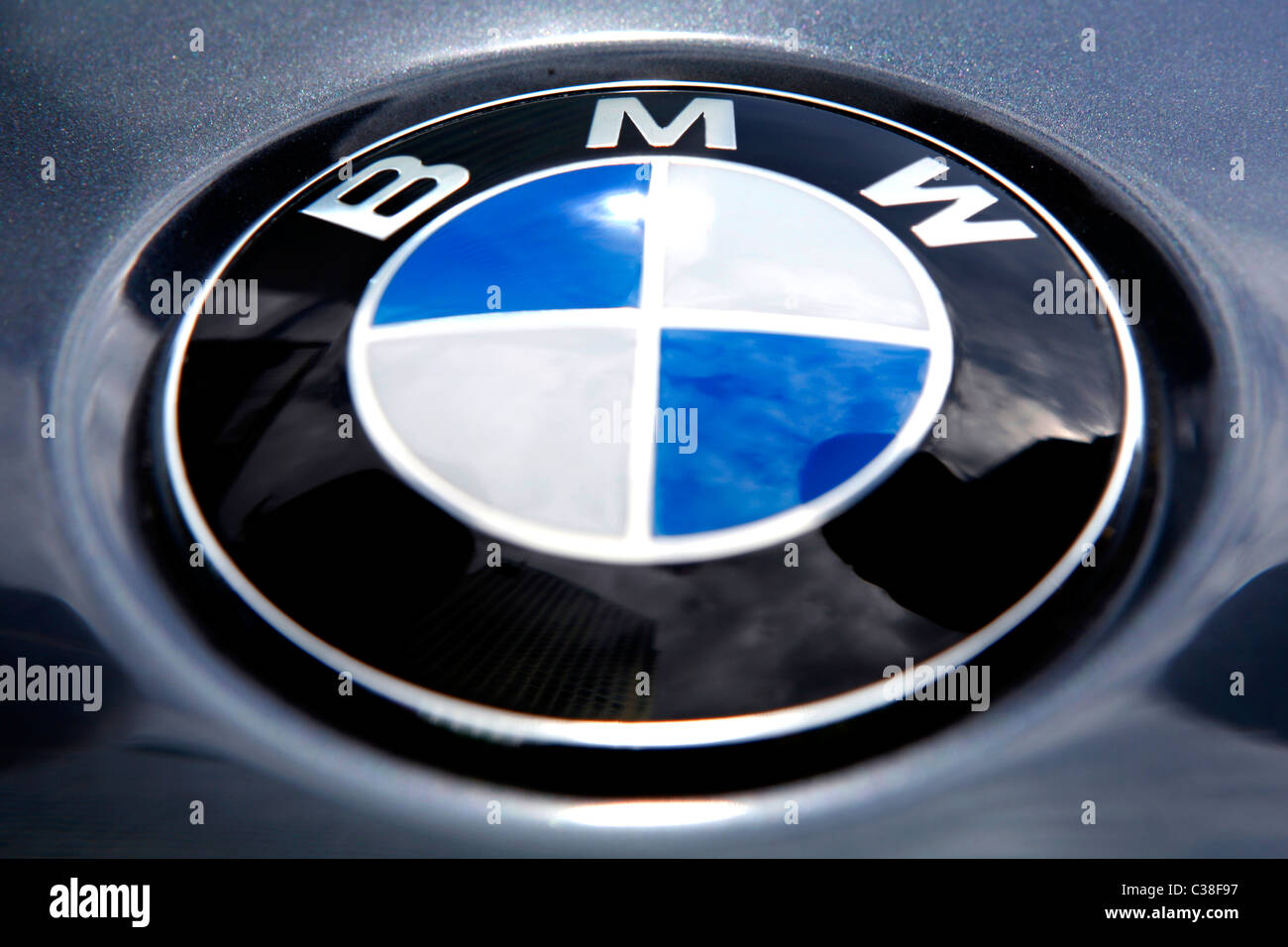 La imagen muestra una insignia BMW altamente pulido Fotografía de