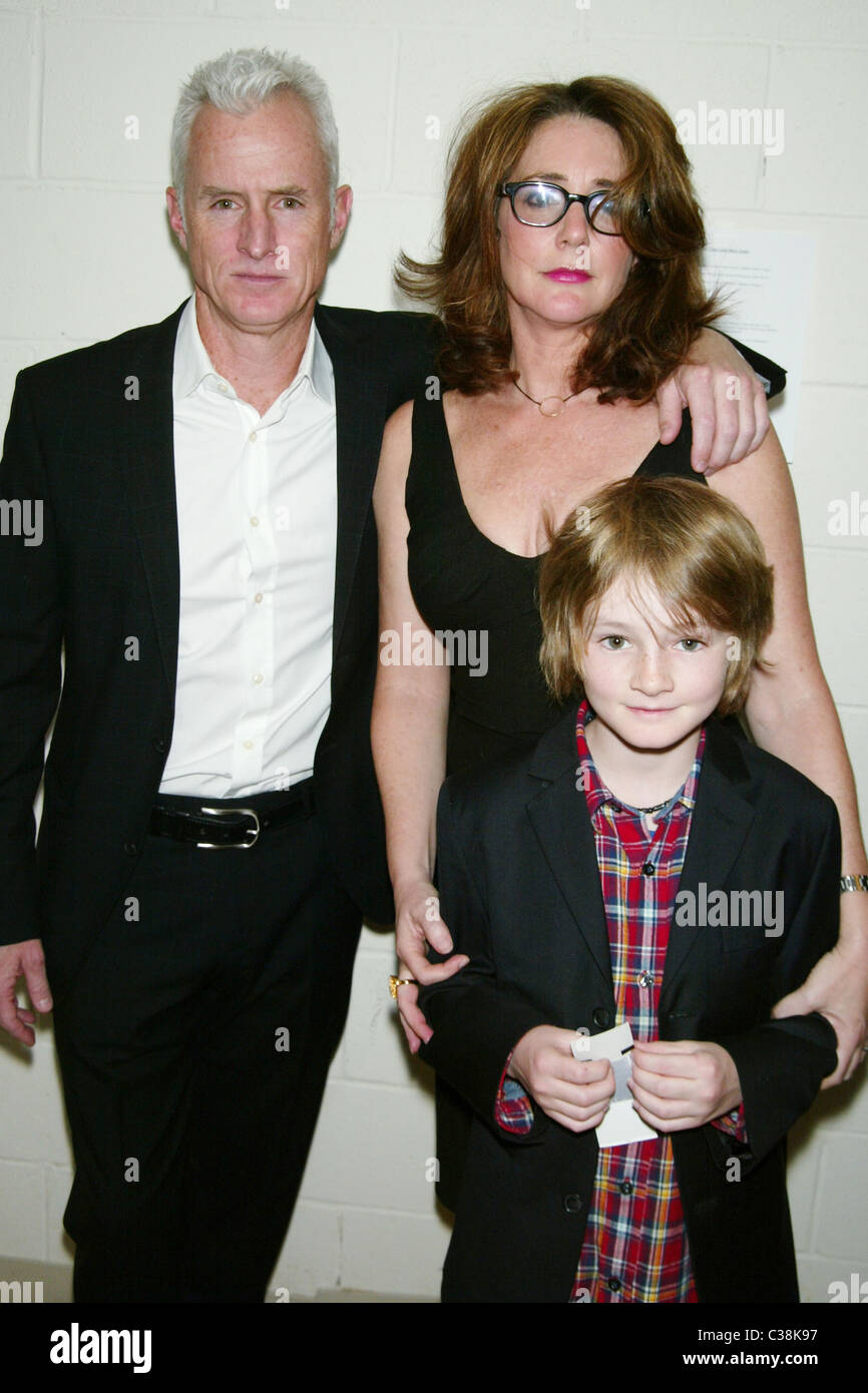 John Slattery desde el programa de televisión Mad Men, su esposa Talia Balsam y su hijo Harry Slattery nuestro tiempo en la Gala de los premios Foto de stock