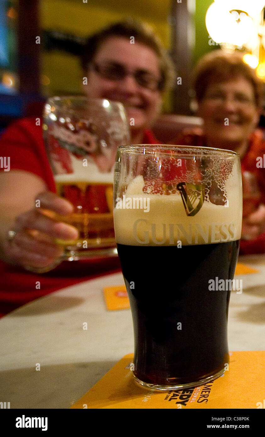 Las personas disfrutando de una pinta de Guinness en Cassidy's casa gratis en Dublín Foto de stock