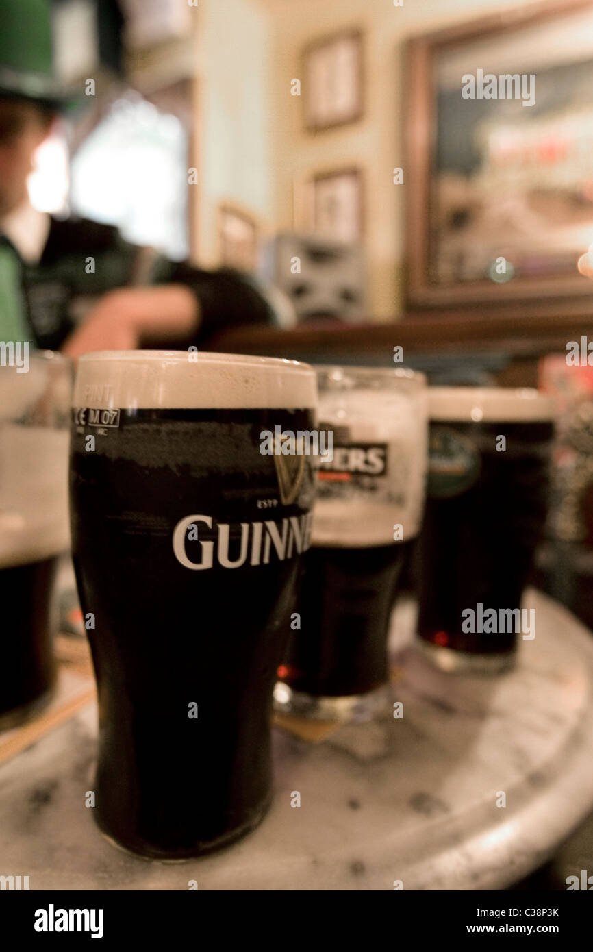 Las personas disfrutando de una pinta de Guinness en Cassidy's casa gratis en Dublín Foto de stock