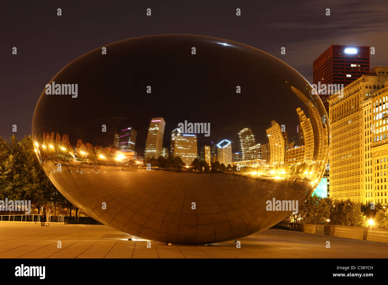 Cloud Gate (el frijol) en Chicago por la noche Fotografía de stock Alamy
