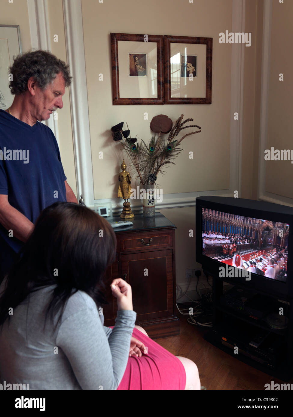Padre e hija adolescente viendo la Boda Real en la televisión en casa  Fotografía de stock - Alamy