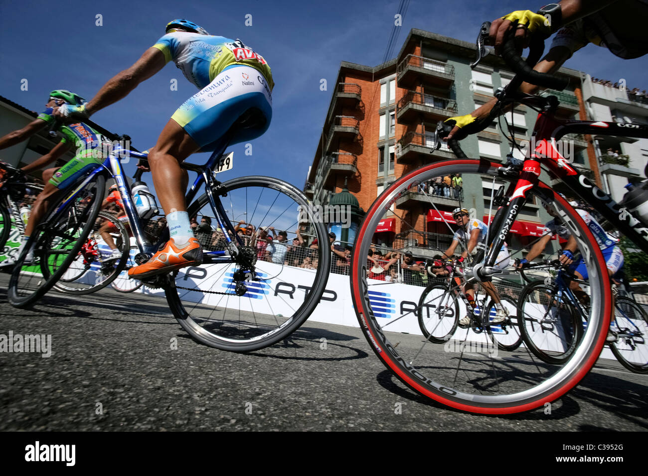 Ángulo de visión baja de los ciclistas profesionales que transitan por el Portugal Cycling Tour 'Volta a Portugal" Foto de stock
