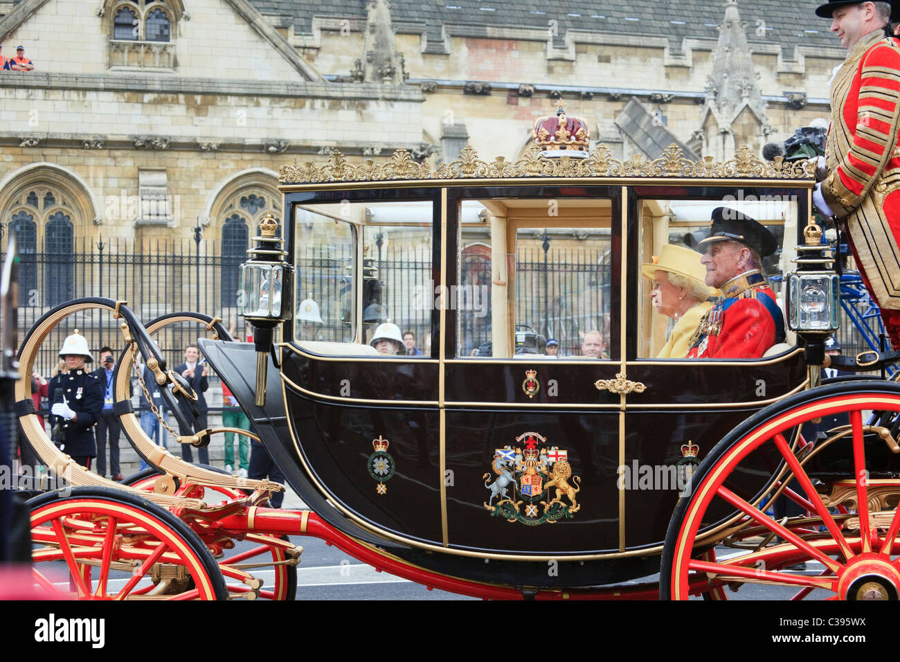 La reina Isabel II y el príncipe Felipe viajan en transporte después de la boda real del príncipe Guillermo y Kate en 2011. Londres, Inglaterra, Reino Unido. Foto de stock