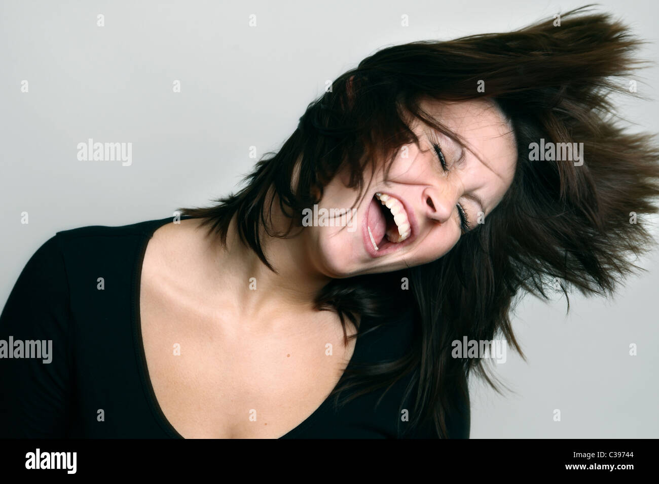 Una mujer gritando Foto de stock