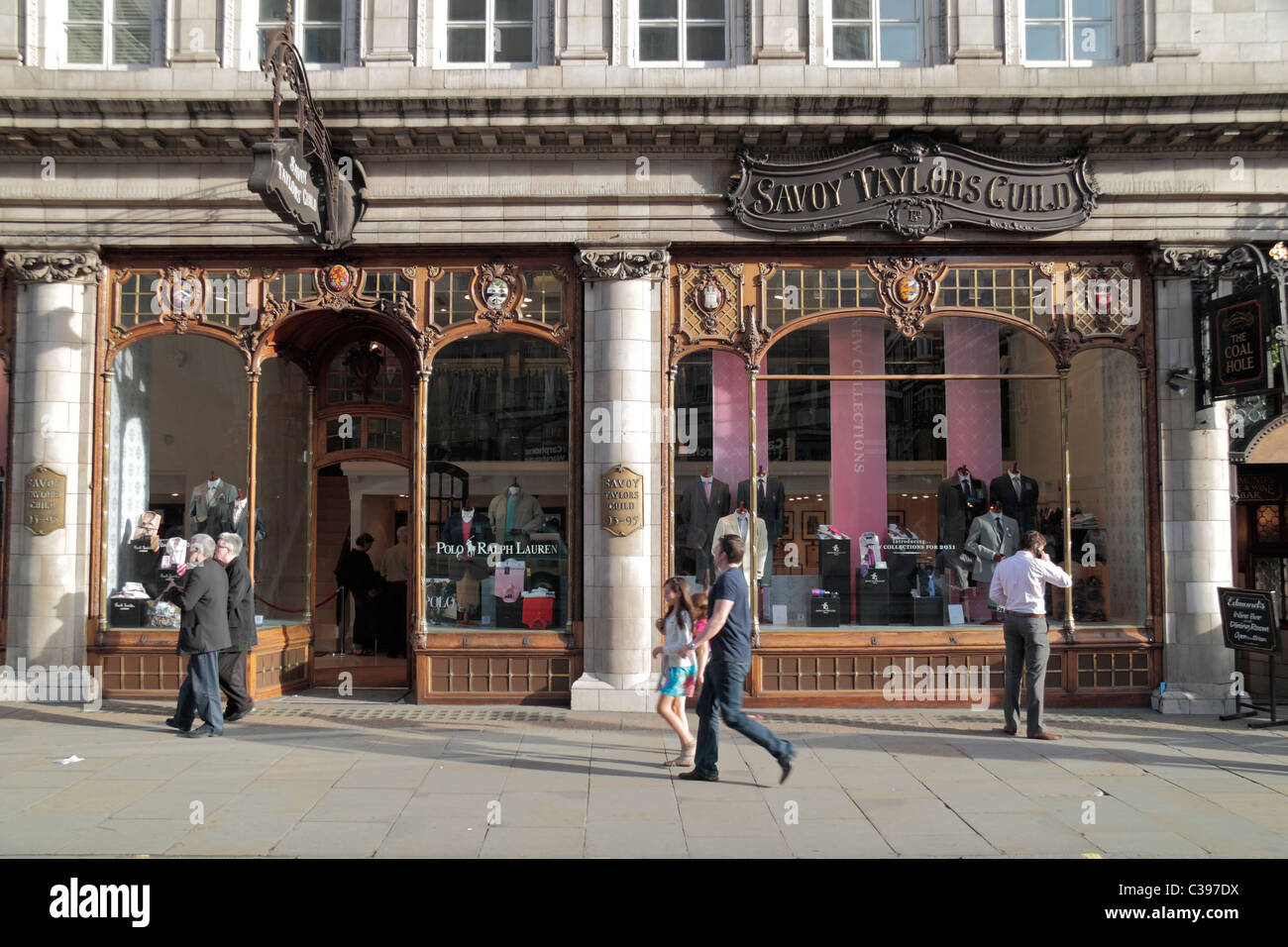 El Savoy Taylors Clan Tienda de ropa para hombres en el Strand, Londres,  Reino Unido Fotografía de stock - Alamy