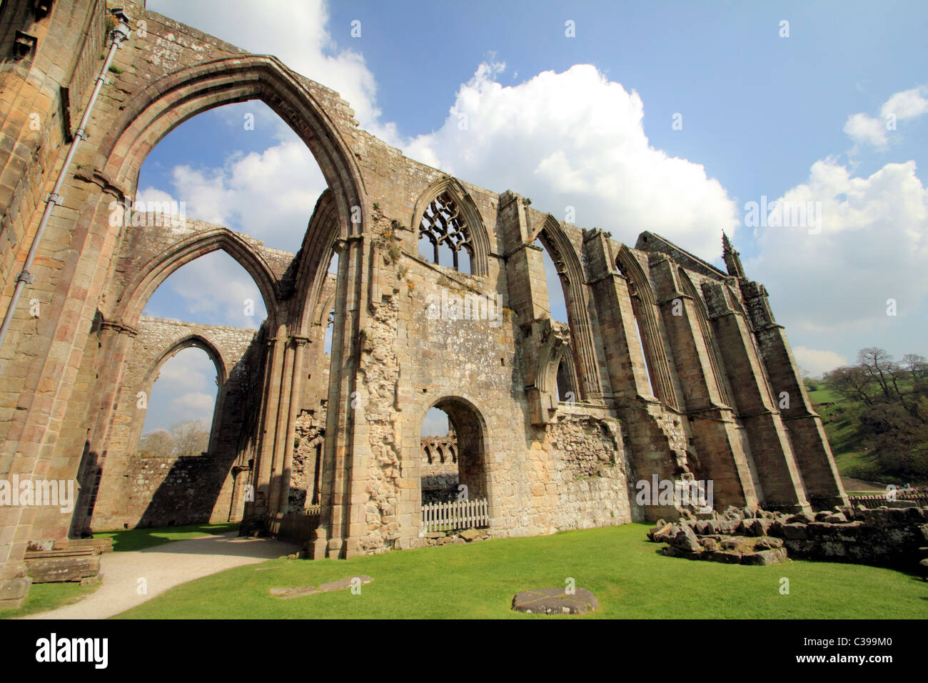 Bolton Abbey en el río Wharfe Yorkshire Dales Reino Unido estate del duque de Devonshire Foto de stock