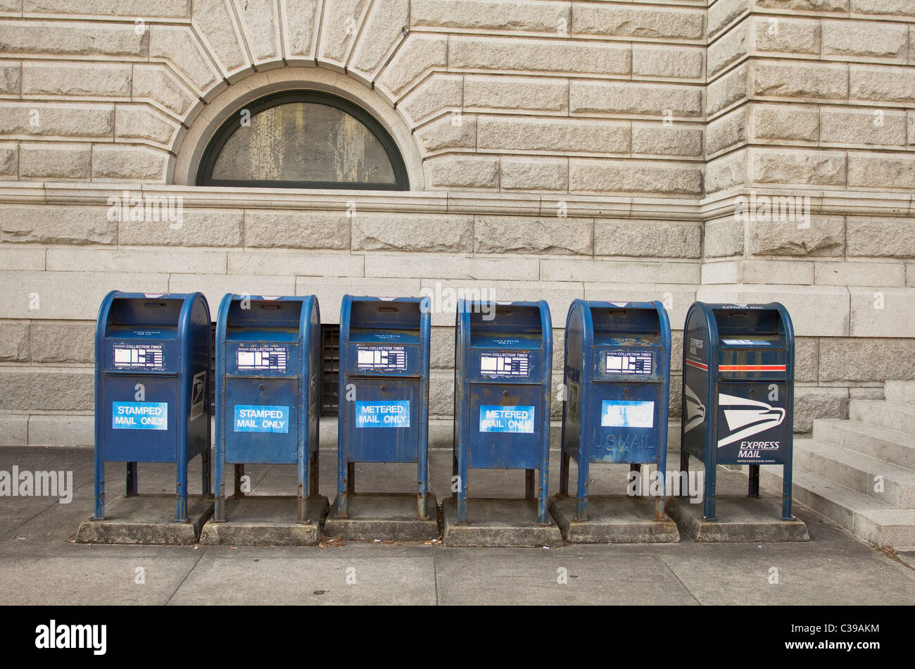 Fila de buzones azules fuera de la oficina de correos de EE.UU. y el  Juzgado en Charleston, Carolina del Sur Fotografía de stock - Alamy