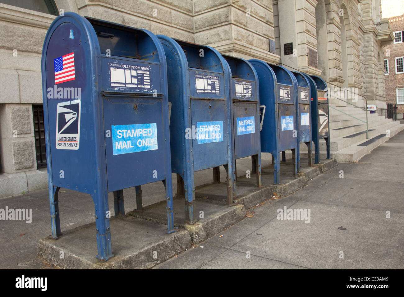 Fila de buzones azules fuera de la oficina de correos de EE.UU. y el  Juzgado en Charleston, Carolina del Sur Fotografía de stock - Alamy