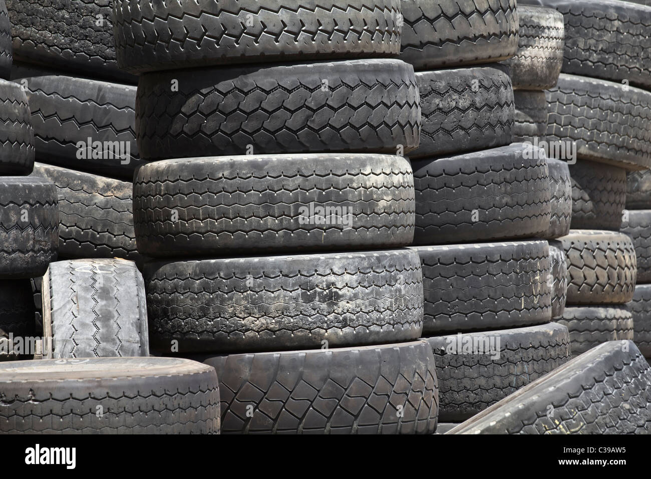 Pilas de viejos neumáticos de camiones Fotografía de stock - Alamy