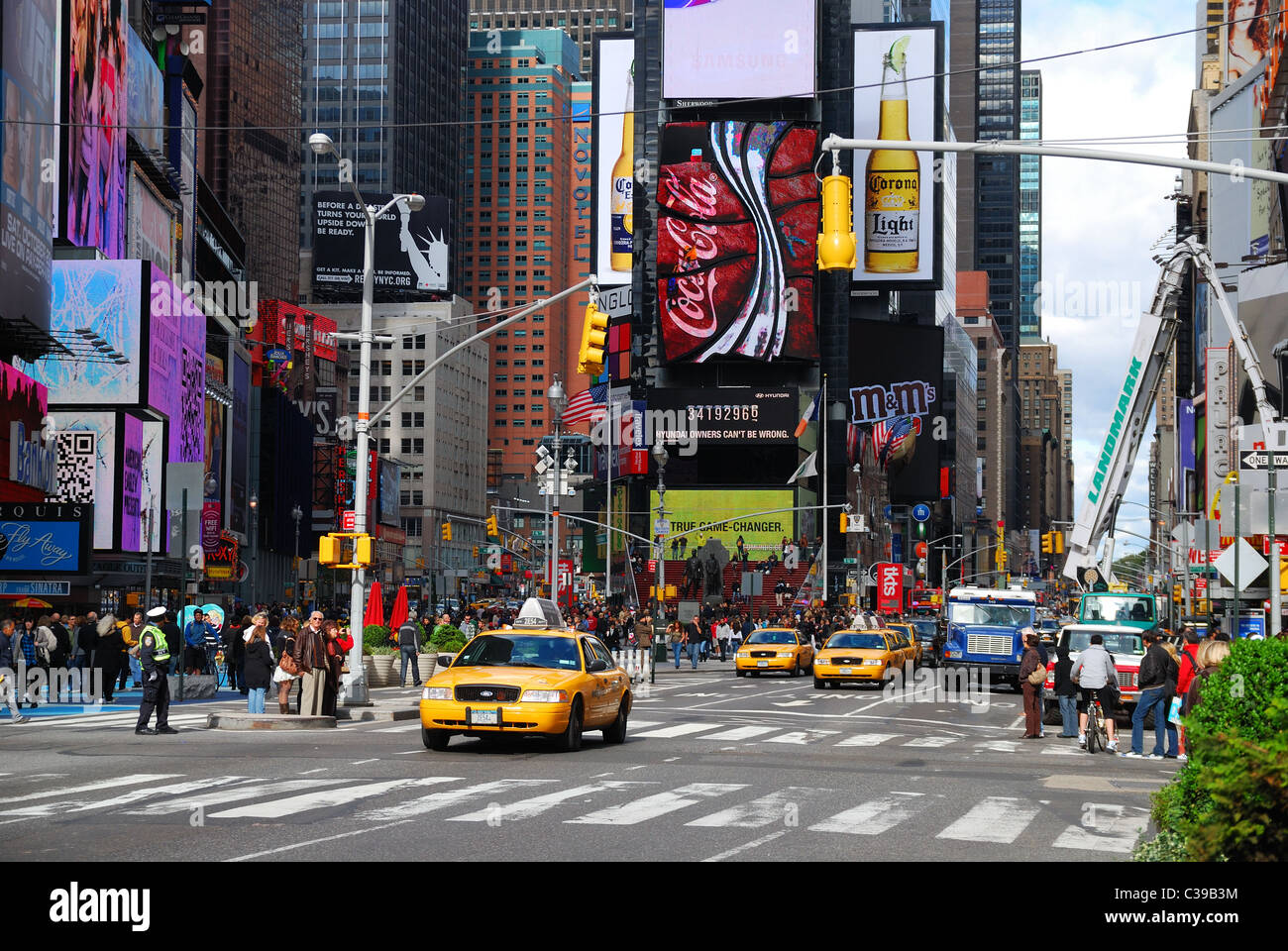 Times Square vista de calle con tráfico en Manhattan, Ciudad de Nueva York. Foto de stock