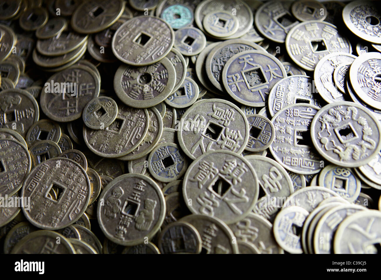 Plano amplio de diferentes monedas chino antiguo Foto de stock