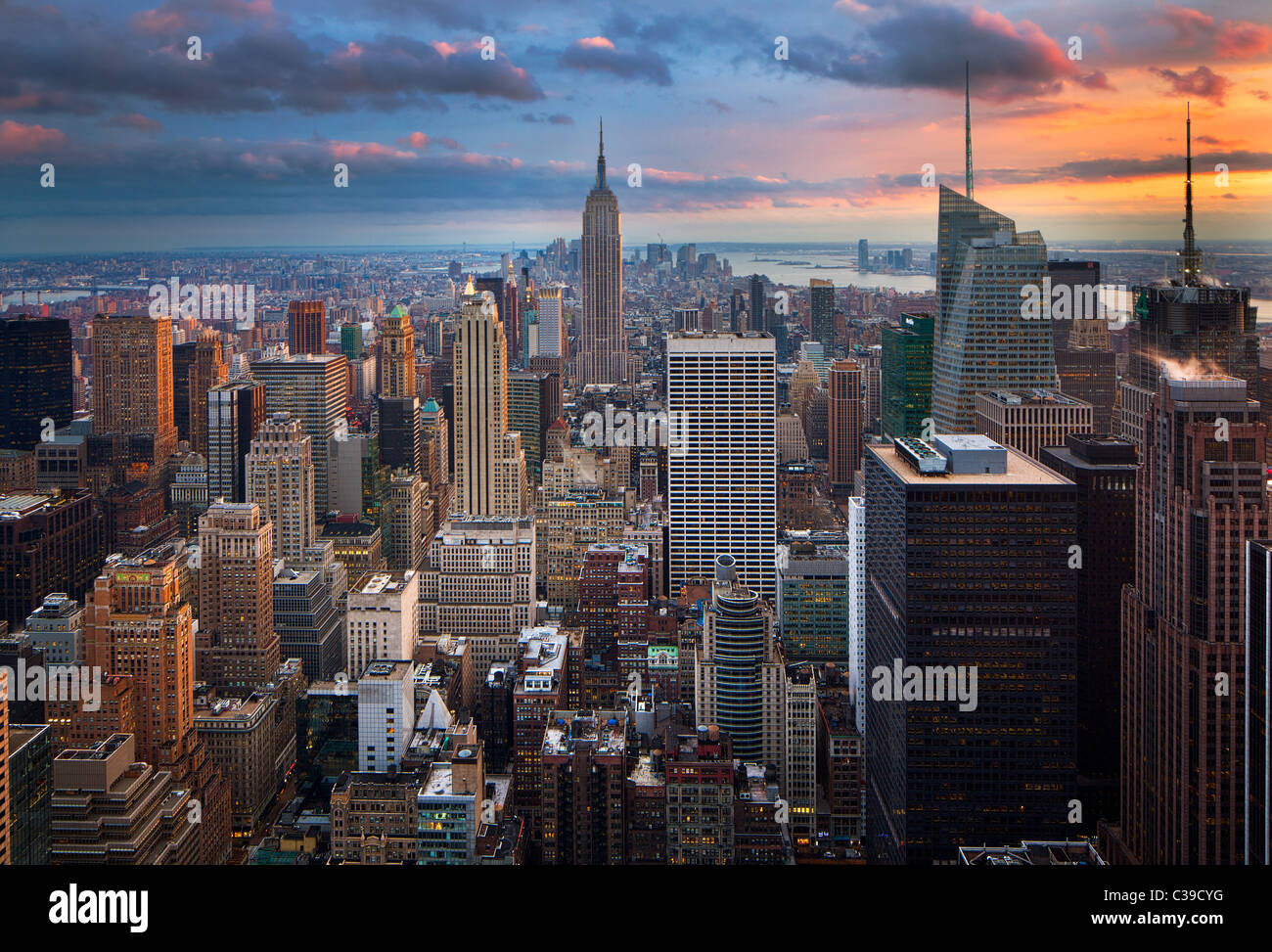 El horizonte de Manhattan en la Ciudad de Nueva York al atardecer Foto de stock