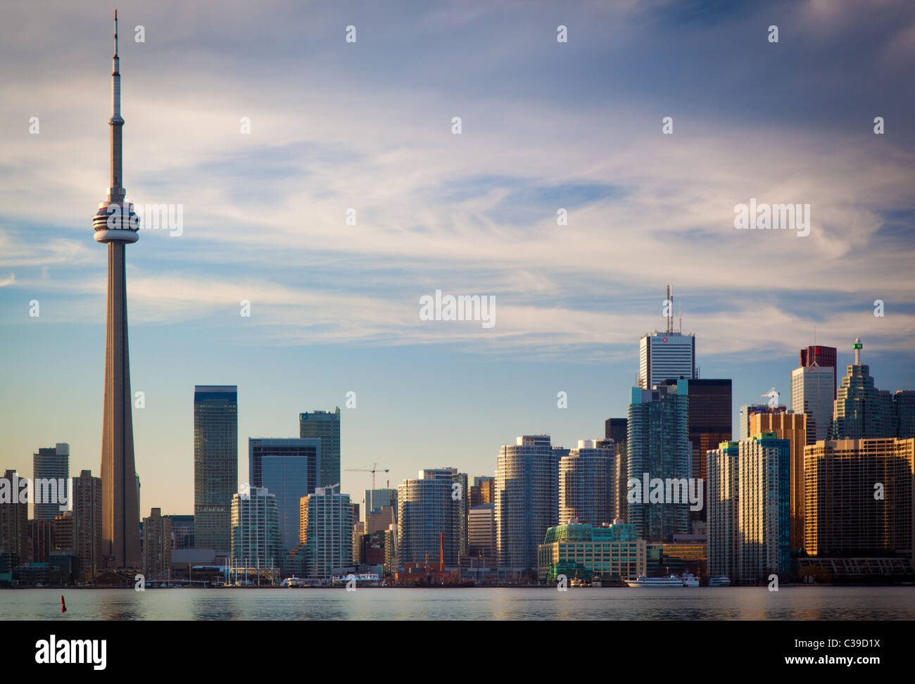 El centro de Toronto skyline, incluyendo la Torre CN y el Centro Rogers, como se ve en la tarde Foto de stock