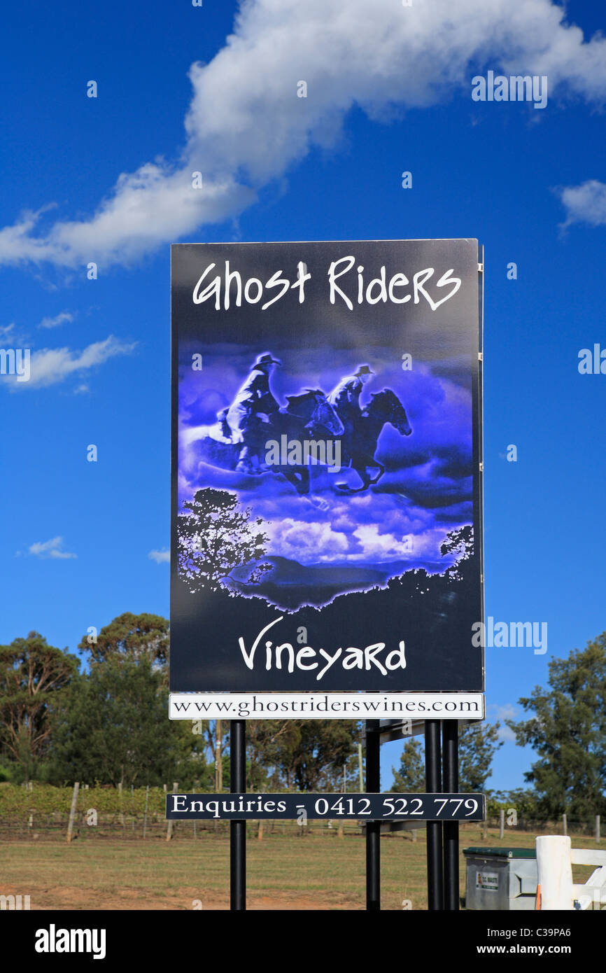Signo de Ghost Riders Viña, Pokolbin, Hunter Valley, New South Wales, Australia Foto de stock