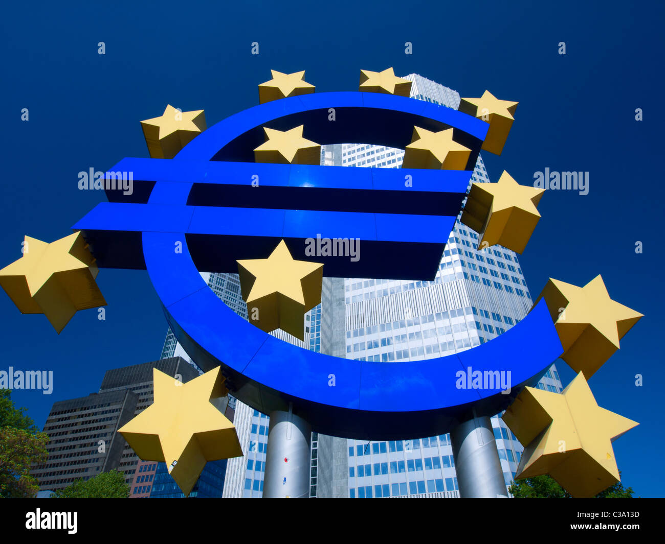 El signo del euro fuera del Banco Central Europeo (BCE) en Frankfurt am Main Hessen Alemania Foto de stock