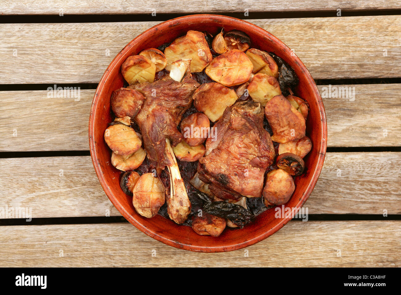 Carne de cordero asado en horno de barro Cazuela Patatas en madera comida  Mediterránea Fotografía de stock - Alamy
