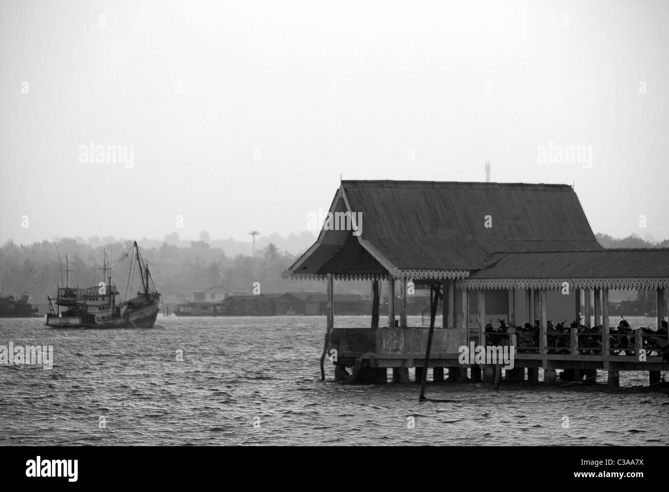 Barco de pesca cerca de embarcadero en Tg Pinang Foto de stock