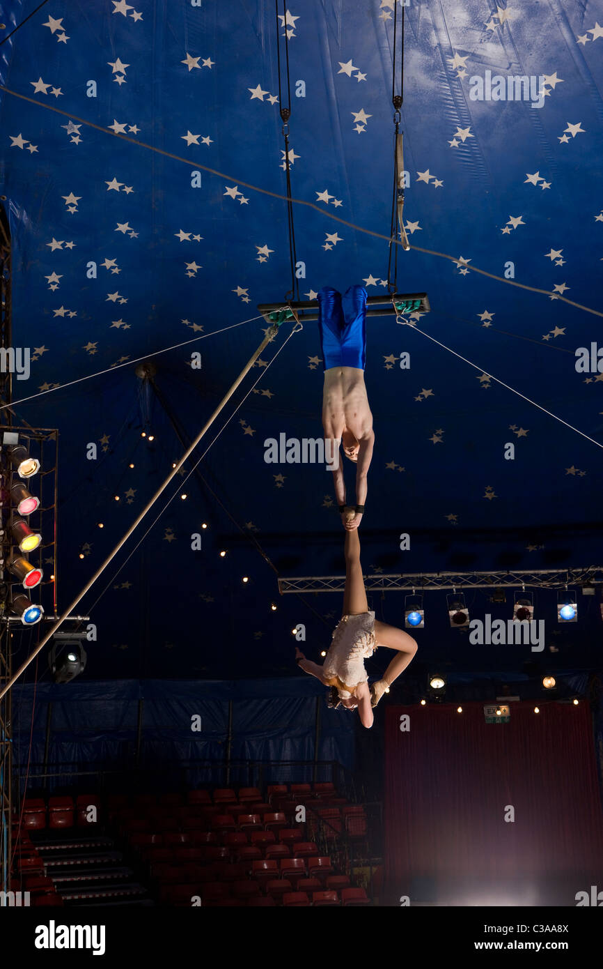 La trapecista de circo Foto de stock