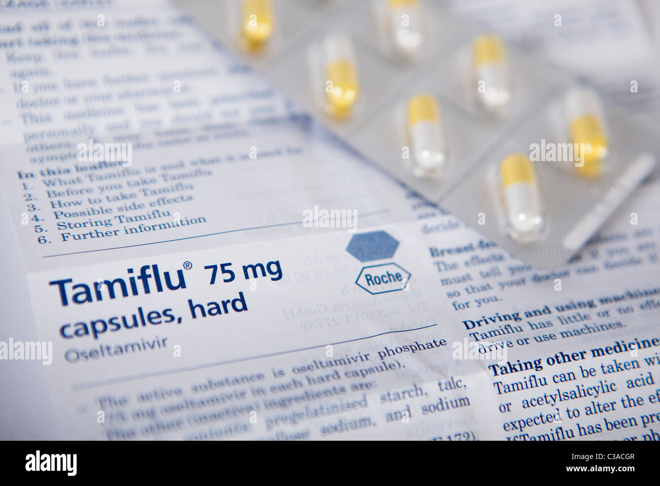 Imagen ilustrativa de Tamiflu folleto informativo y tablet pack. Foto de stock