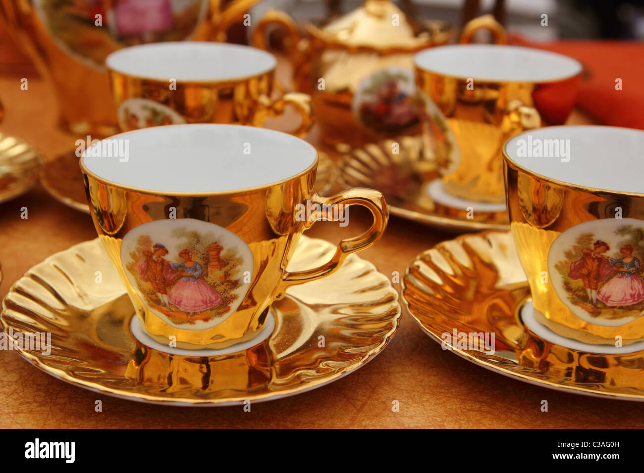 Tazas de porcelana de oro antigua café o té vintage Fotografía de stock -  Alamy
