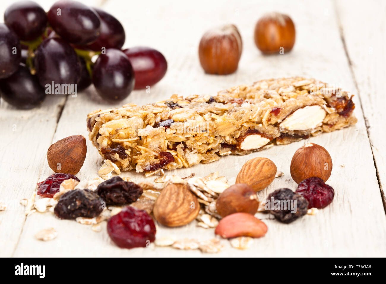 Granola barra de cereal con uva frutos secos y nueces Foto de stock