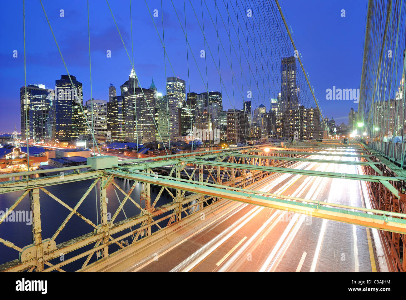 Vista de Manhattan desde el puente de Brooklyn con un tráfico volando. Foto de stock