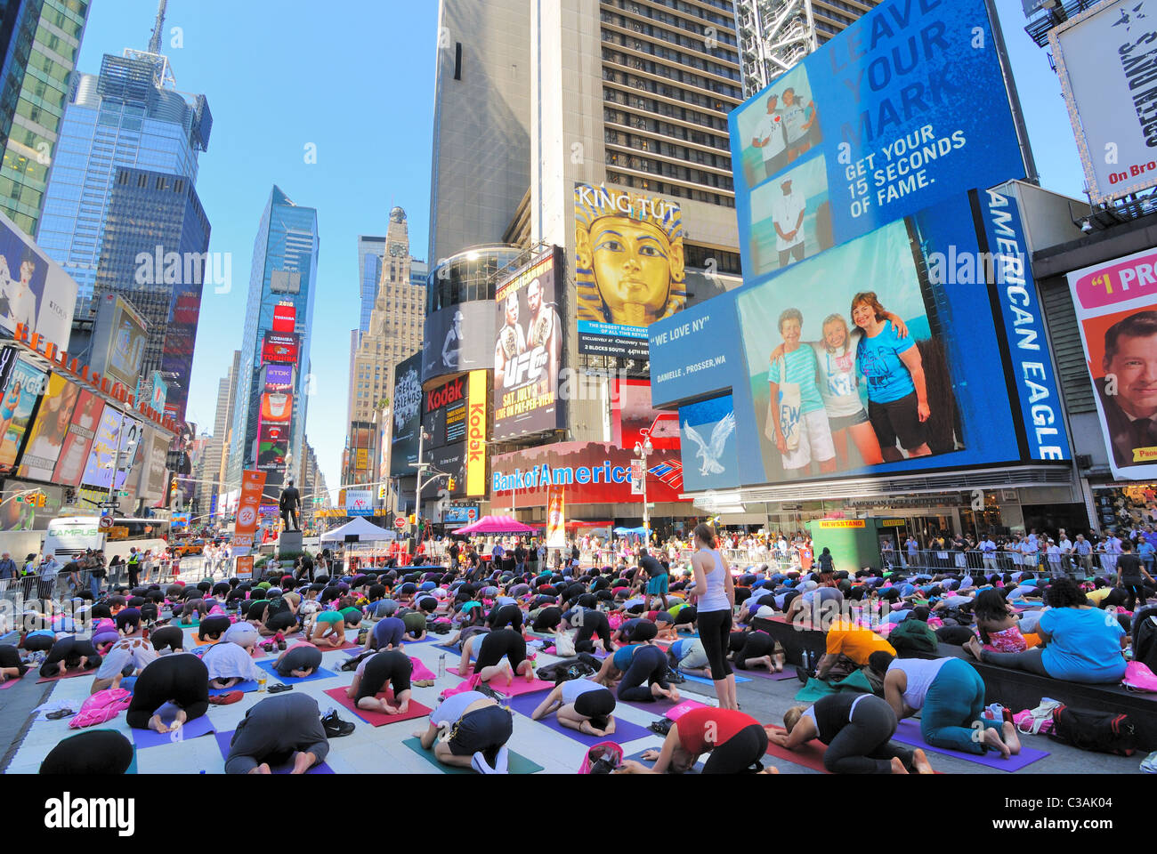La gente participa en un evento de yoga en Times Square de Nueva York. 21 de junio de 2010. Foto de stock