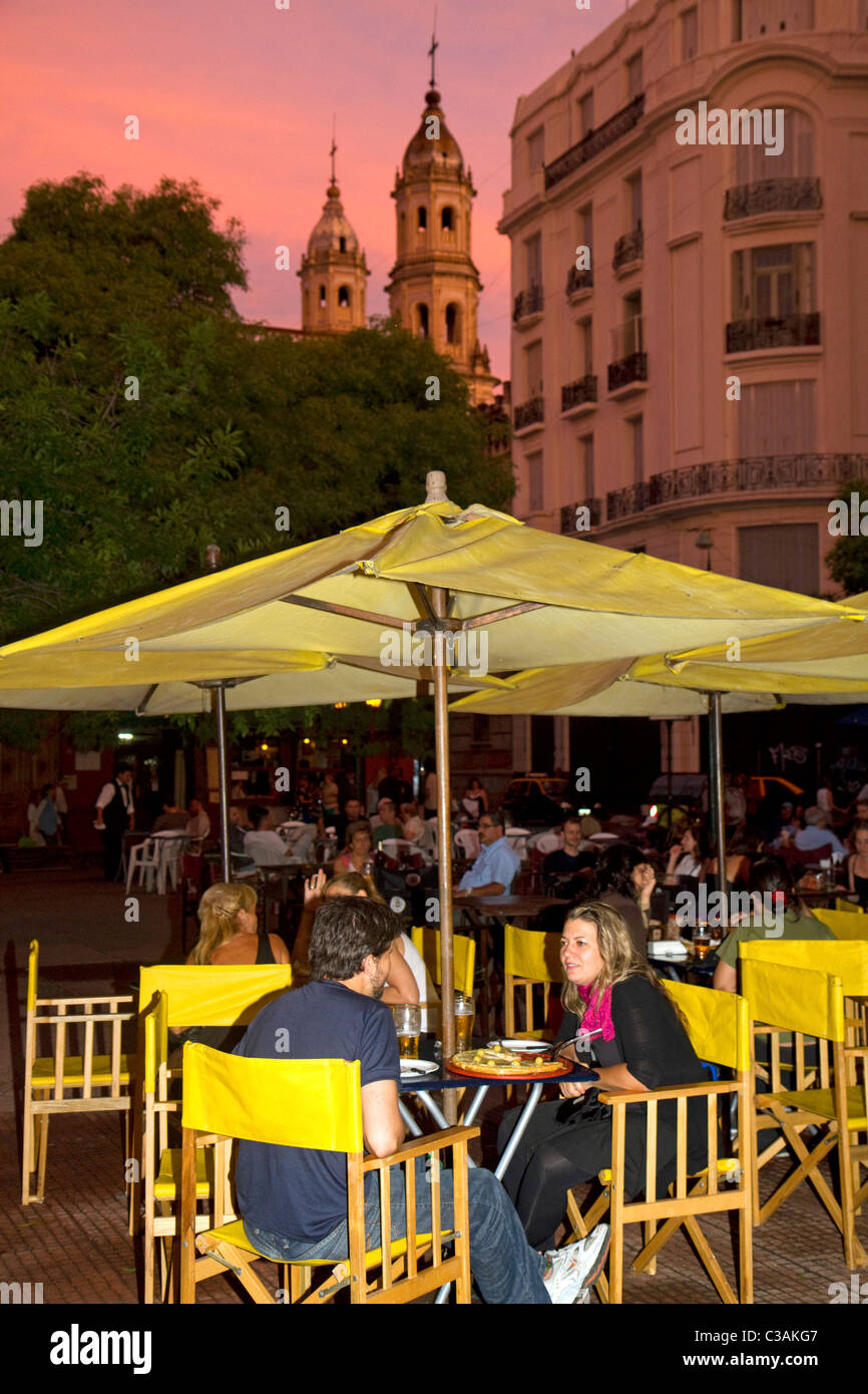El comedor al aire libre en Plaza Dorrego en San Telmo, el barrio de Buenos Aires, Argentina. Foto de stock