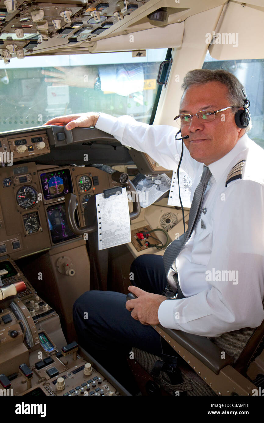 Copilot en la cabina de un Boeing 767. Foto de stock