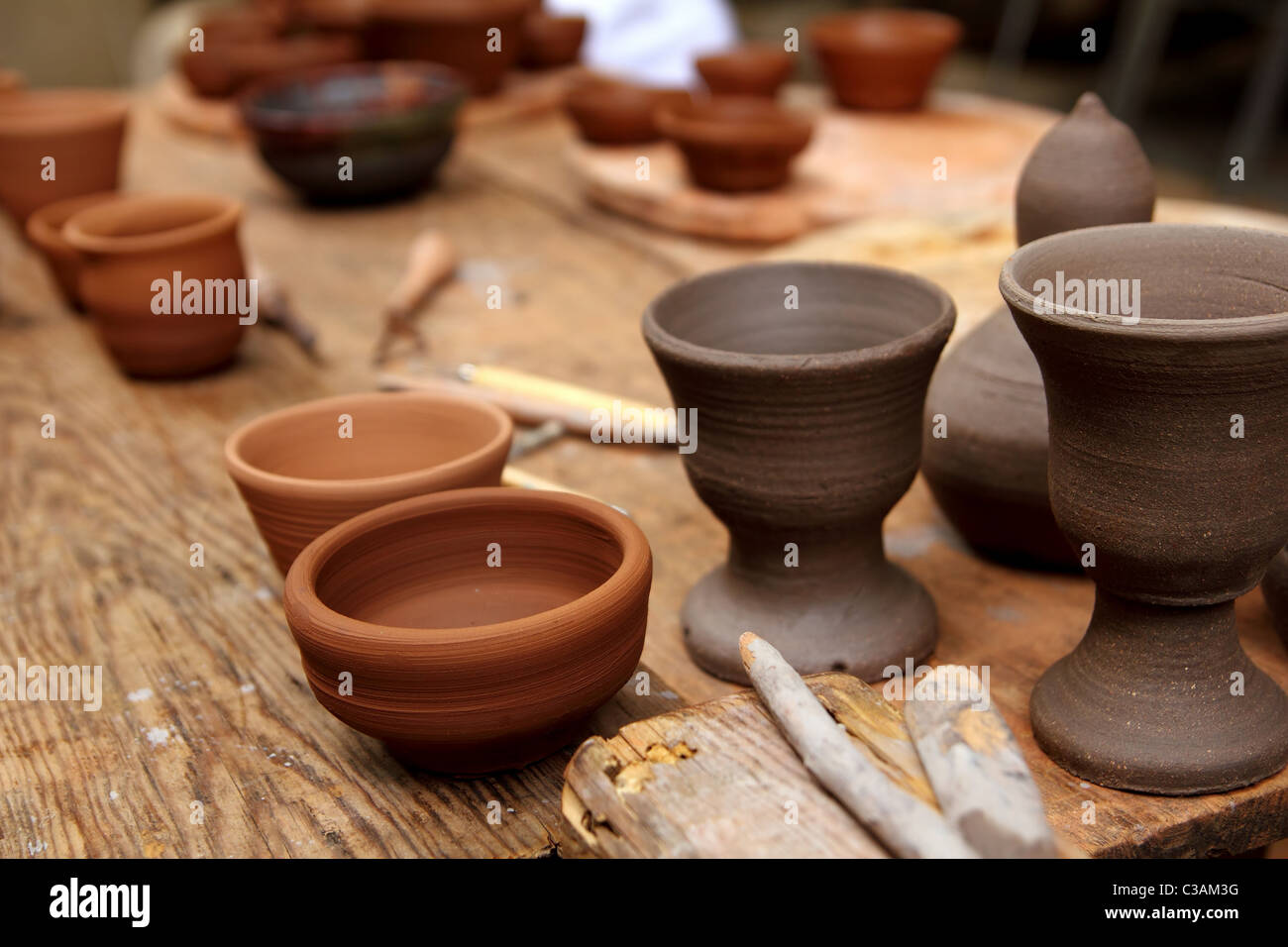 Cerámica de arcilla potter artesanías en cerámica de mesa vintage artisan  studio Fotografía de stock - Alamy