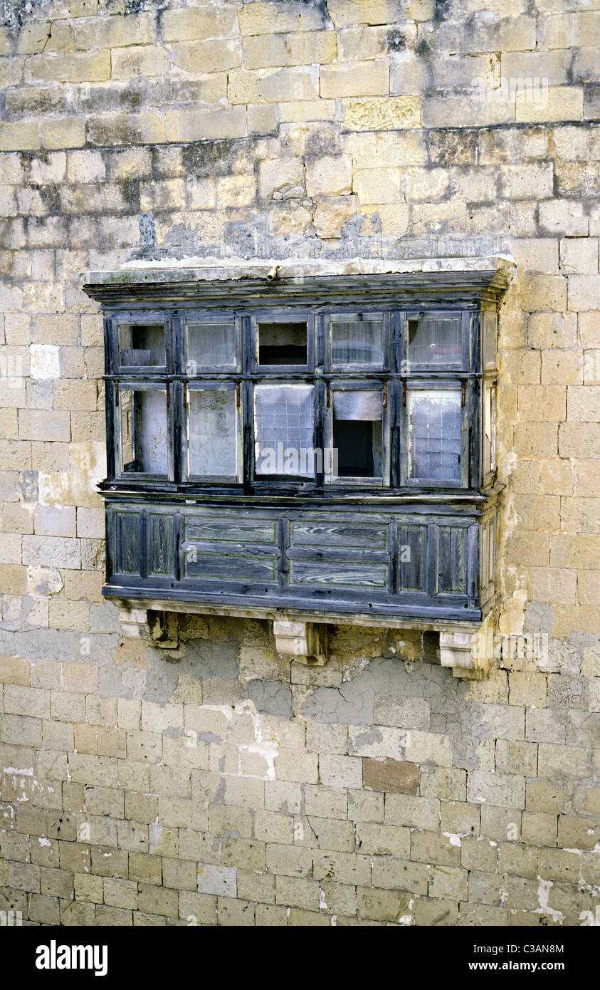 Balcón de madera tradicionales (Gallarija) en la capital maltés de La  Valeta Fotografía de stock - Alamy