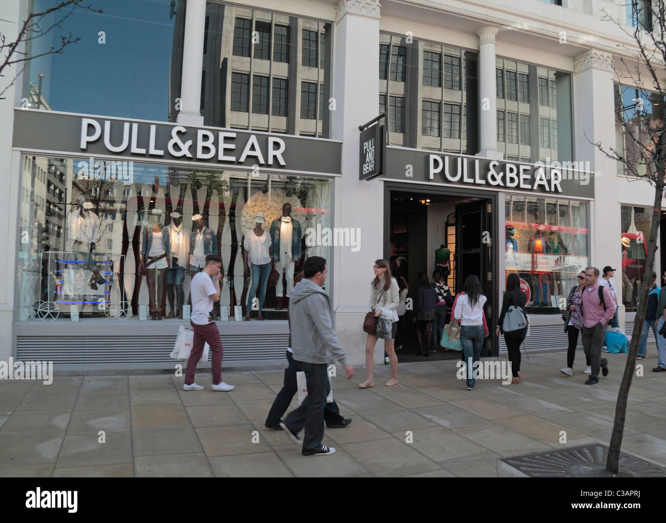 El Pull & Bear tienda de ropa de mujer en Oxford Street, Londres, Reino  Unido Fotografía de stock - Alamy