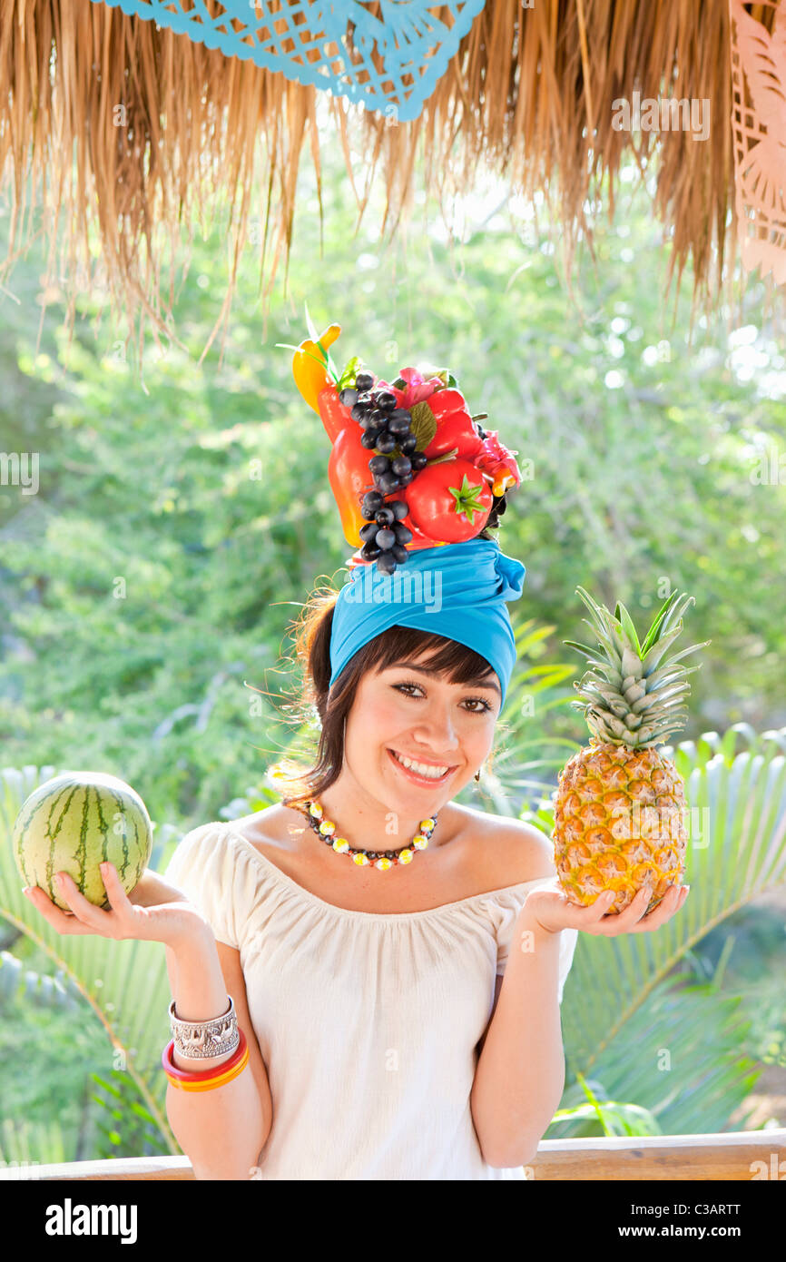 Mujer joven llevar sombrero de frutas Fotografía de stock - Alamy