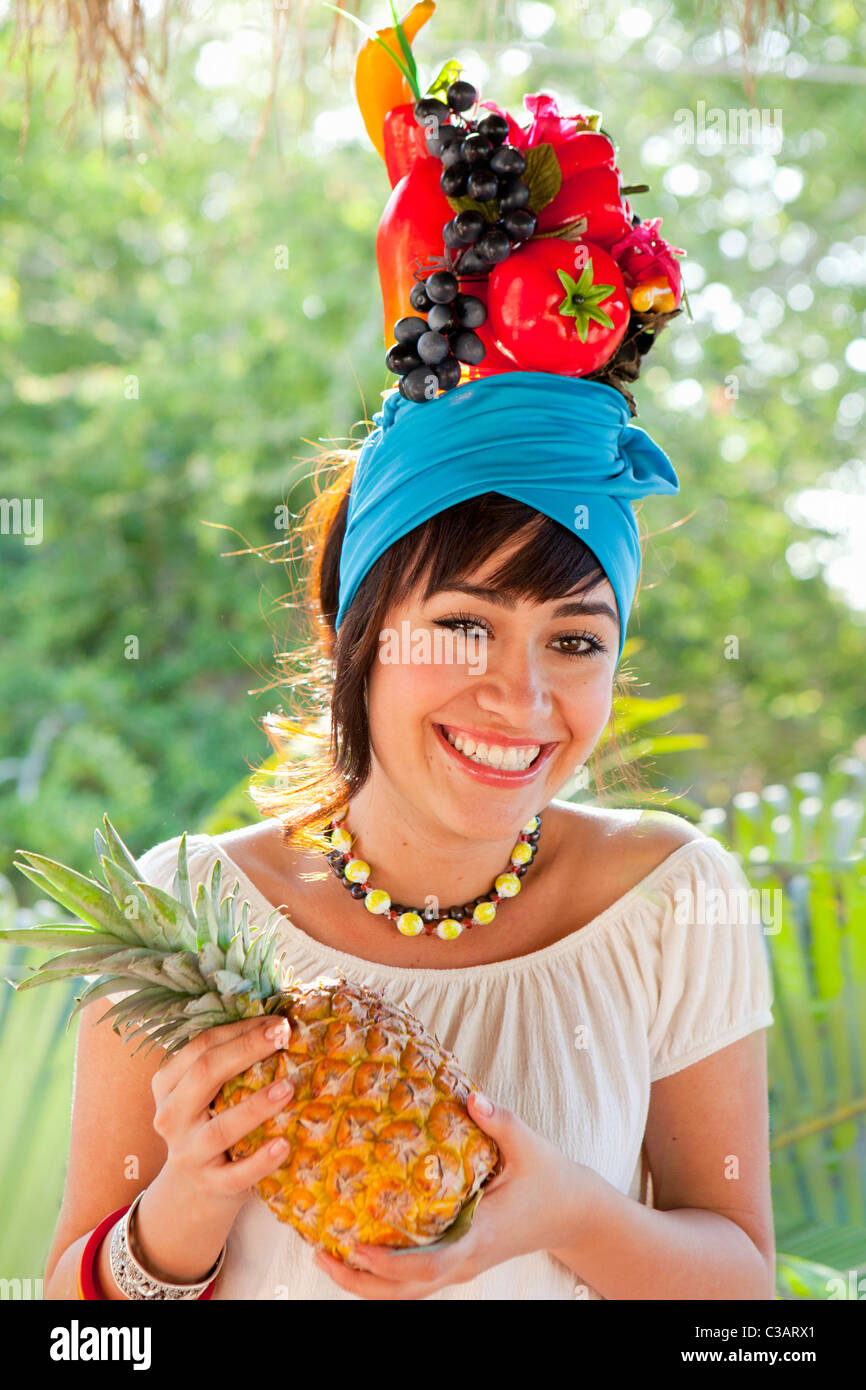 Mujer joven sombrero de frutas Fotografía stock - Alamy
