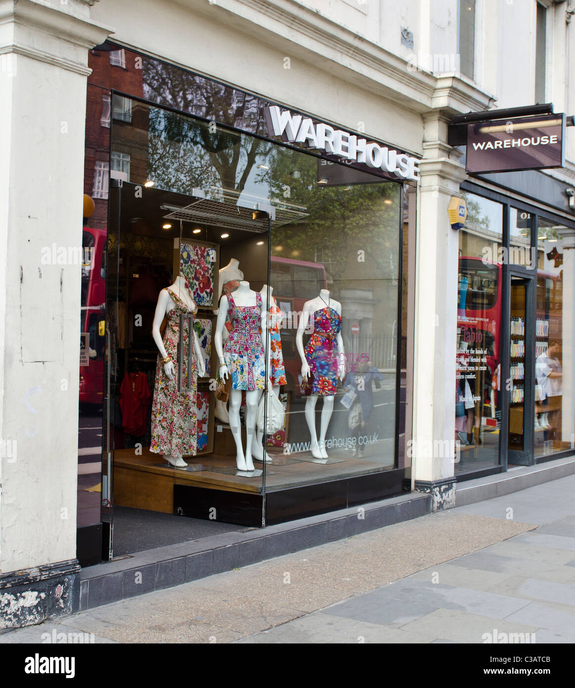 Warehouse retail moda mujer tienda ropa King's Road, Chelsea London UK Kate  Middleton visto comprando ropa en la tienda Fotografía de stock - Alamy