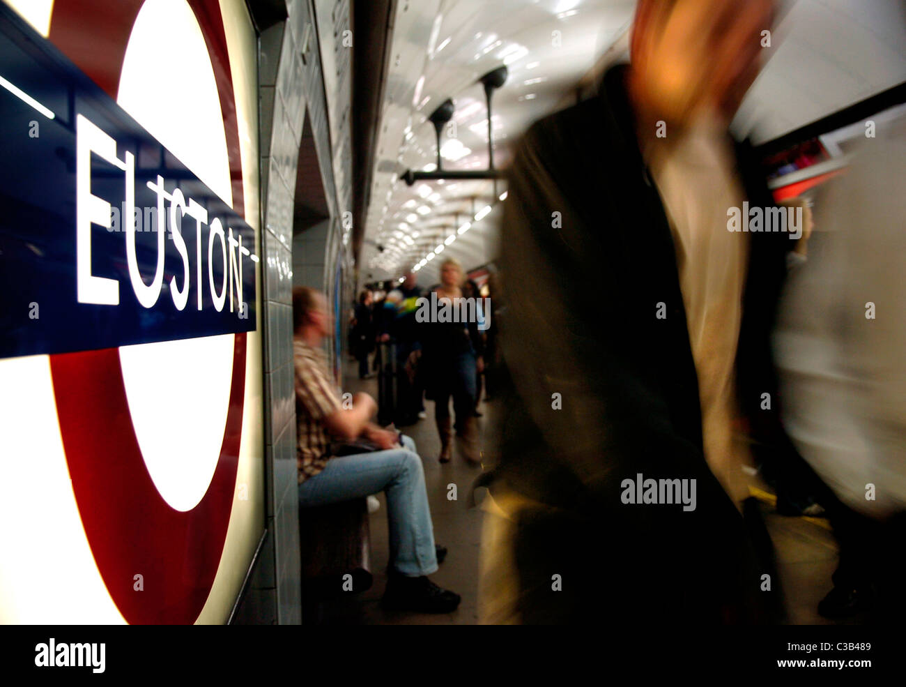 Personas bajar de un tren en la estación de metro de Euston, en Londres. Foto de stock