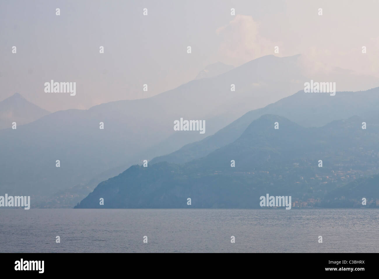 Nebel über dem Lago di Como Foto de stock