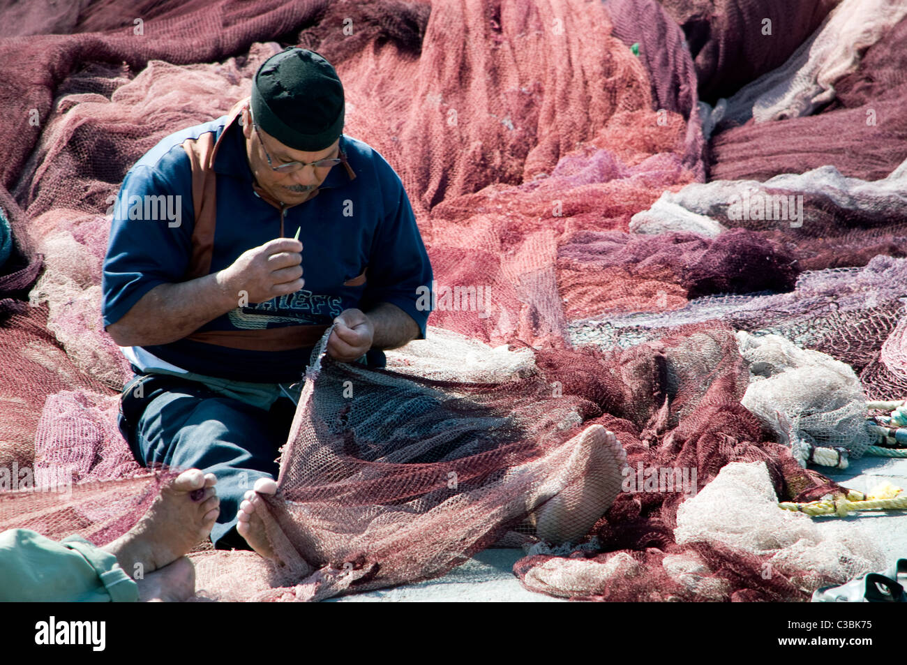 Los pescadores trabajando en el puerto de Hurghada Foto de stock