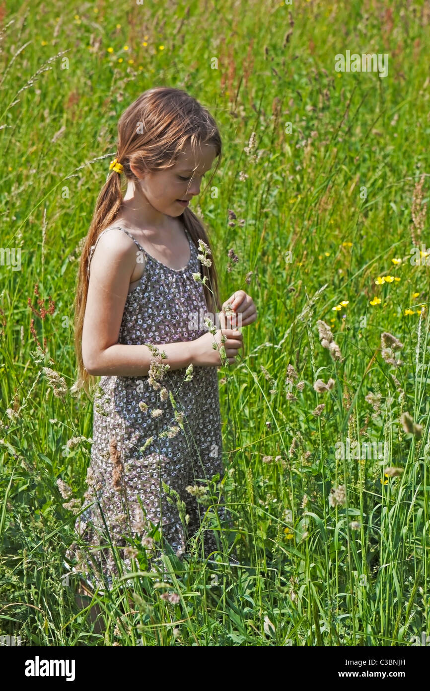 Chica en una pradera en primavera Foto de stock