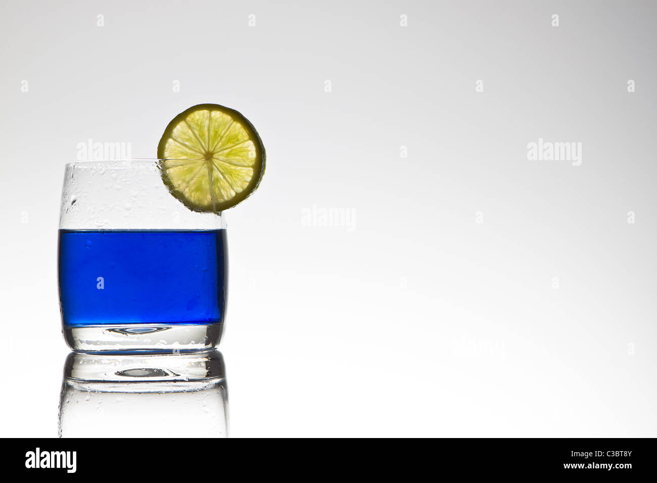 Cóctel azul con limón Foto de stock